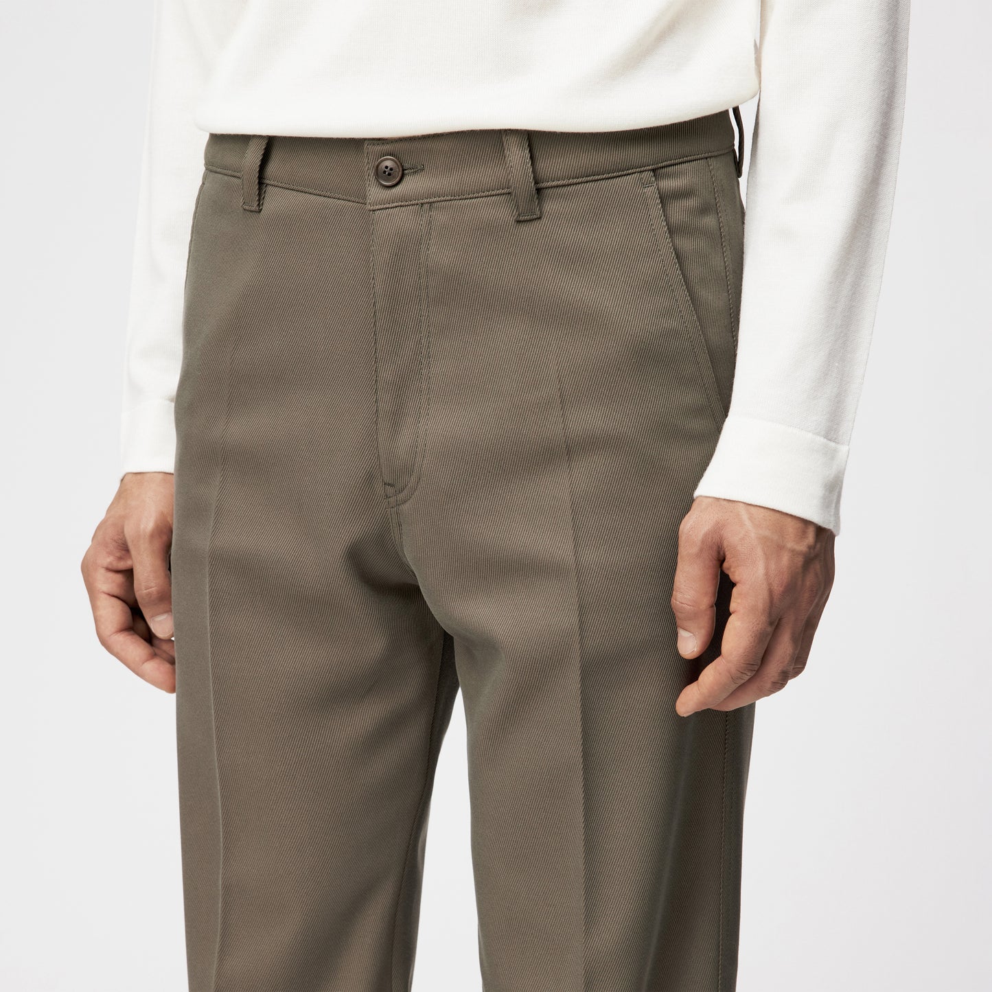 TAVIC – Moderne Chino mit sportiven Details und geradem Beinverlauf.