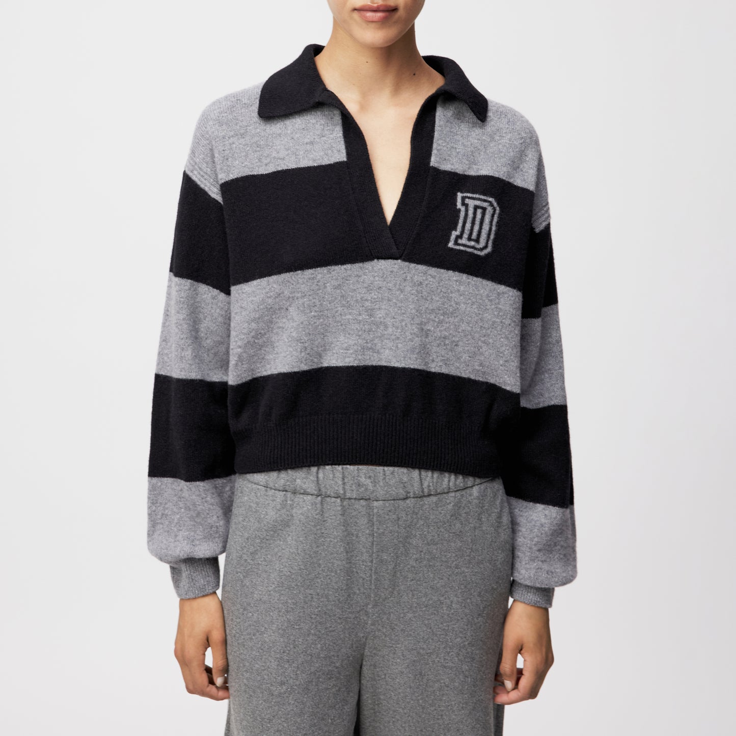 Kastiger Cropped Pullover aus Schurwolle mit Polokragen.