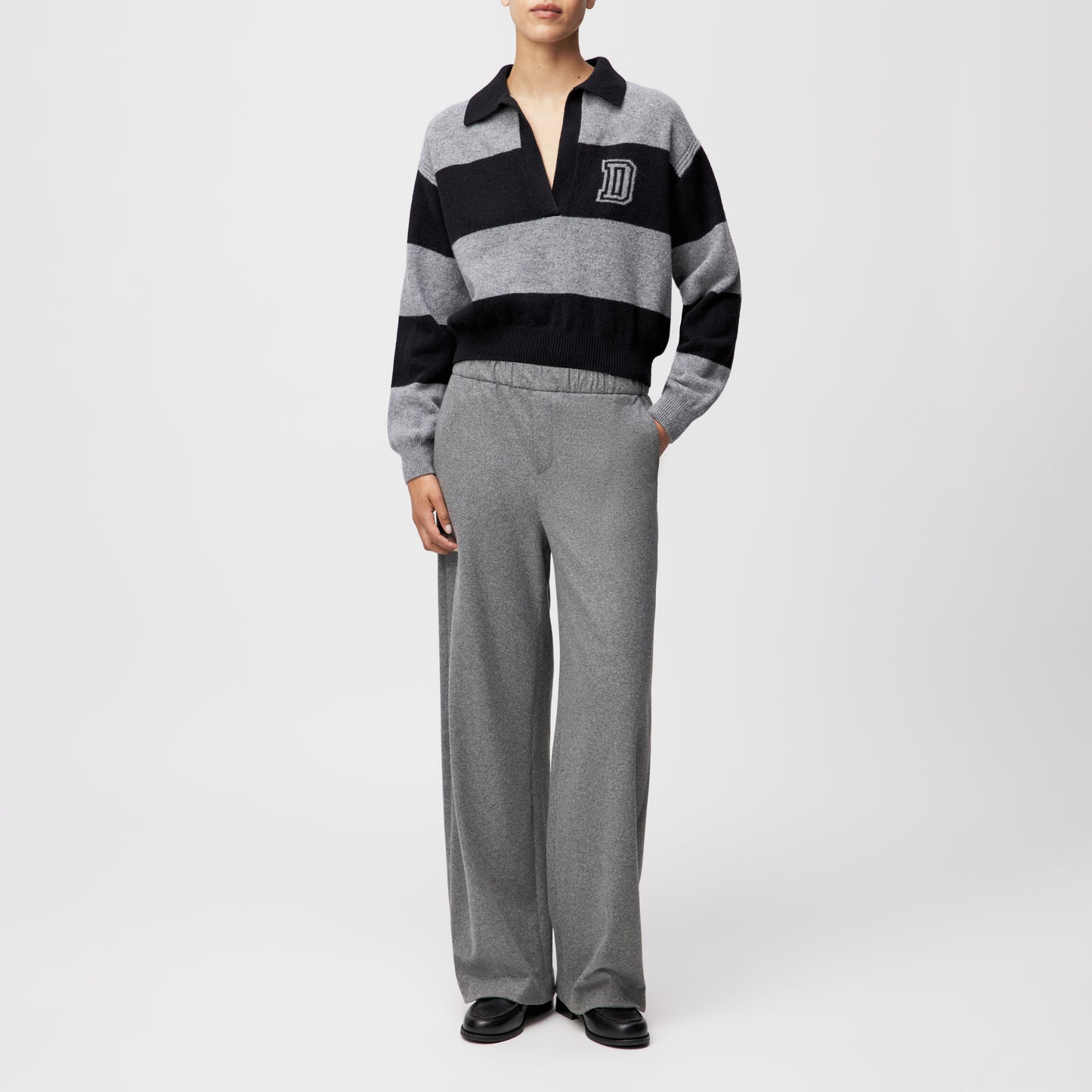 Kastiger Cropped Pullover aus Schurwolle mit Polokragen.