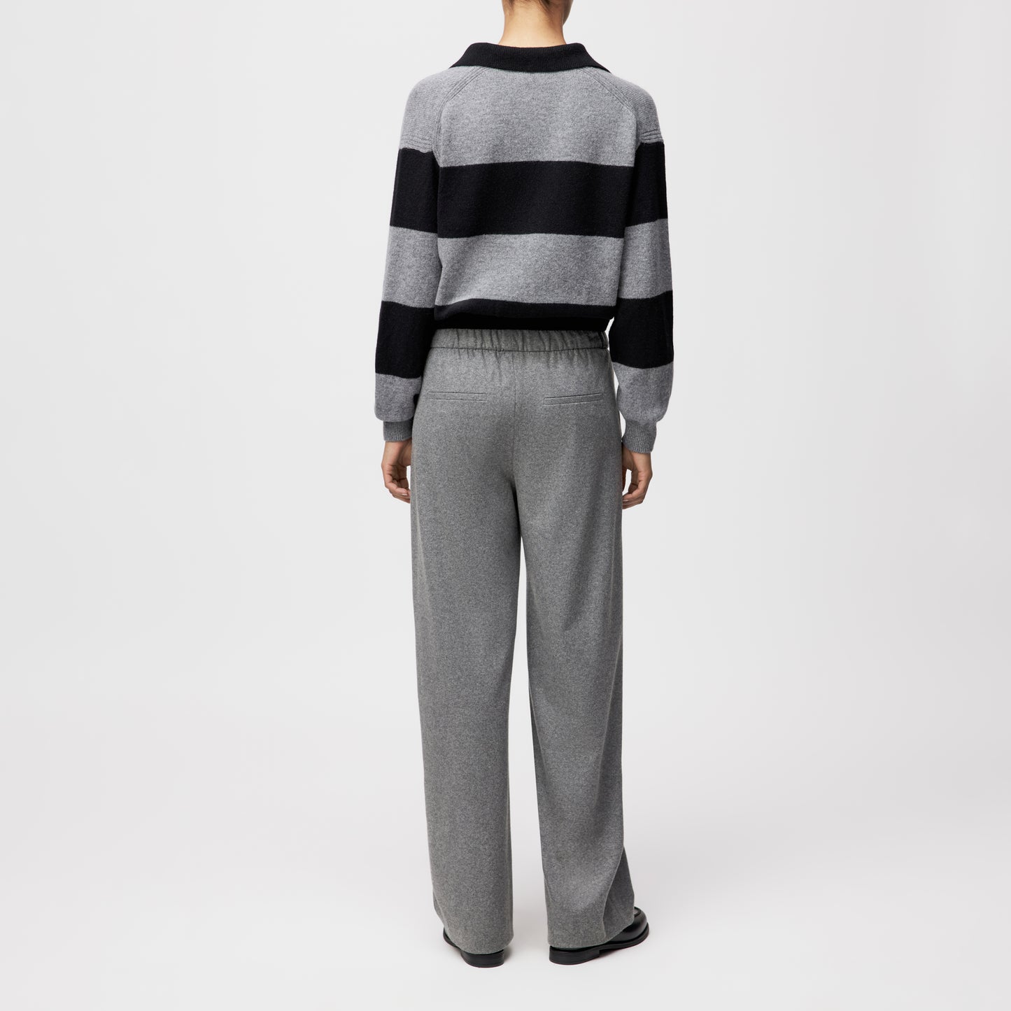 Kastiger Cropped Pullover aus Schurwolle mit Polokragen.