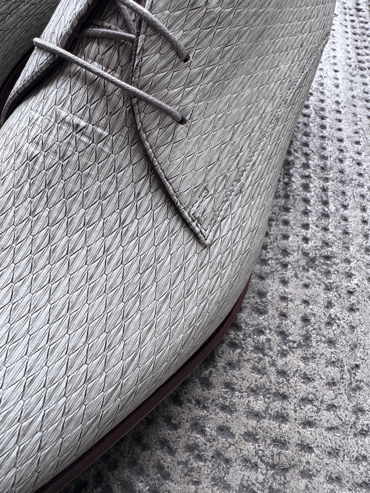 Handgefertigter Herrenschuh aus hellgrauem Leder DE STIJLER