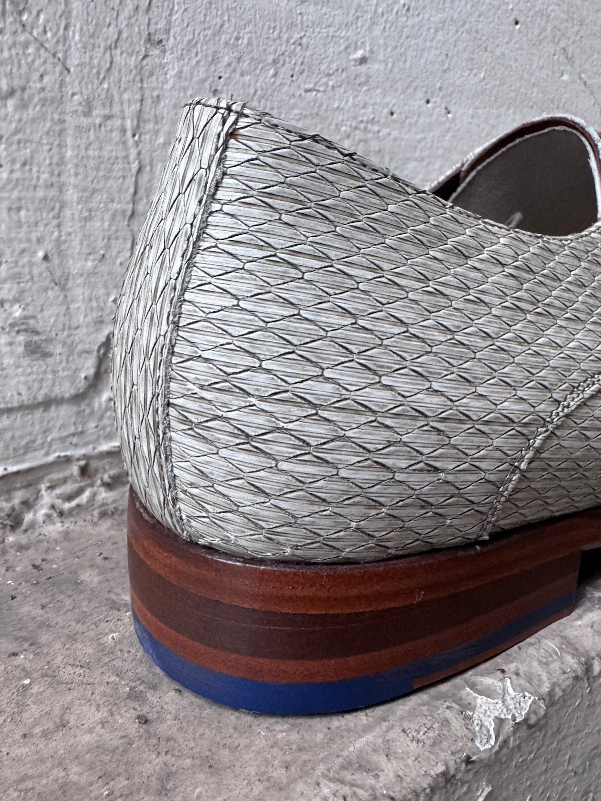 Handgefertigter Herrenschuh aus hellgrauem Leder DE STIJLER