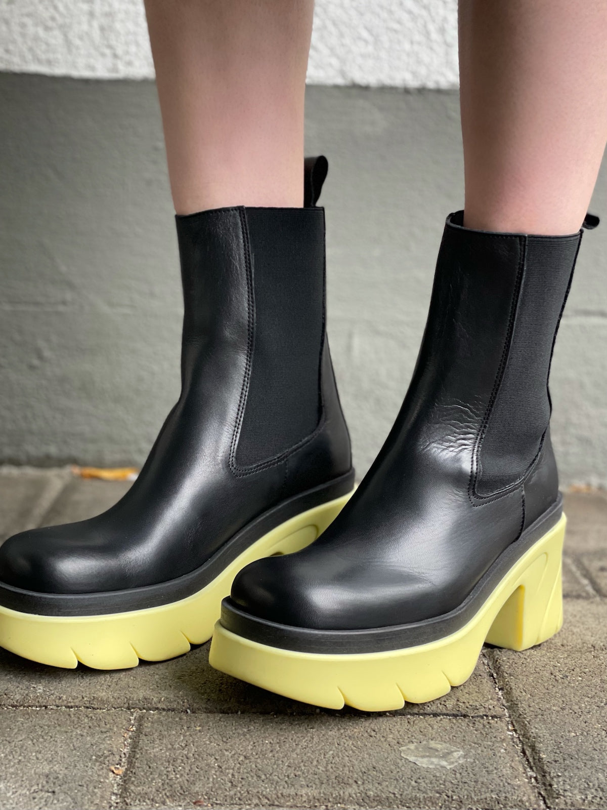 Chelsea Boots mit gelber Plateau Sohle
