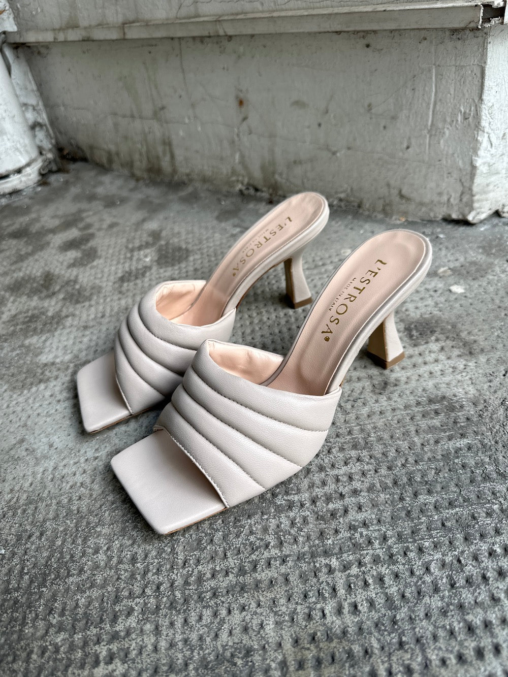 Mules aus weichem Leder in Nude