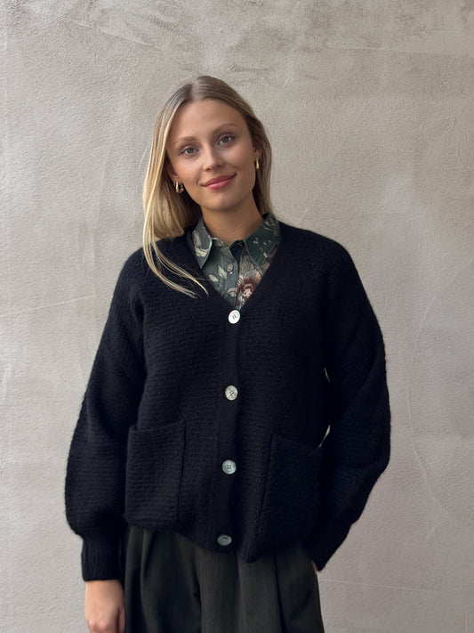 Strickjacke aus Kaschmir-Baumwollmix mit Perlmuttknöpfen