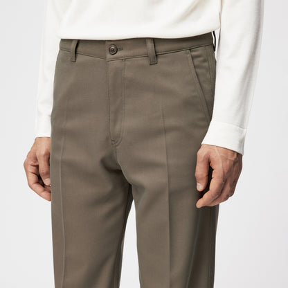 TAVIC – Moderne Chino mit sportiven Details und geradem Beinverlauf.