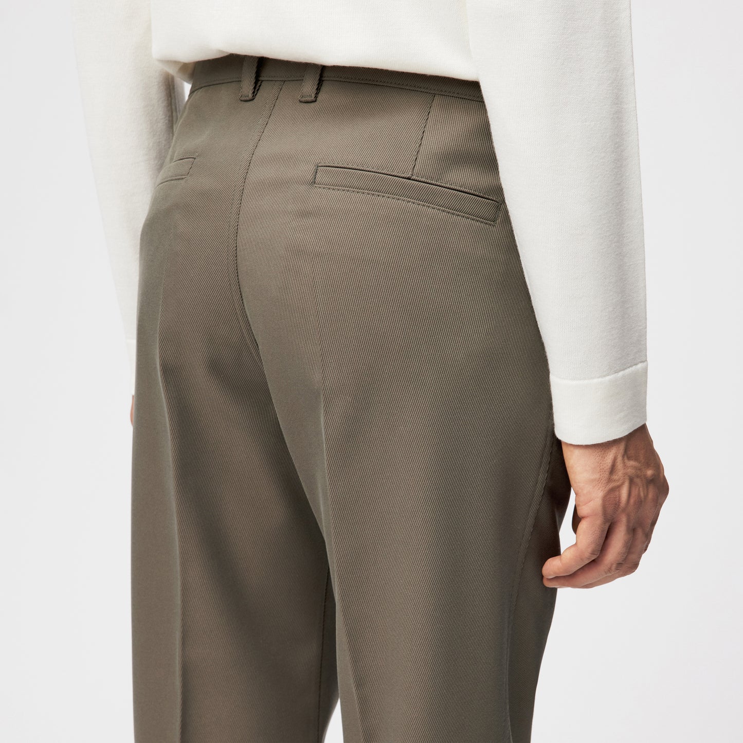 TAVIC – Moderne Chino mit sportiven Details und geradem Beinverlauf.