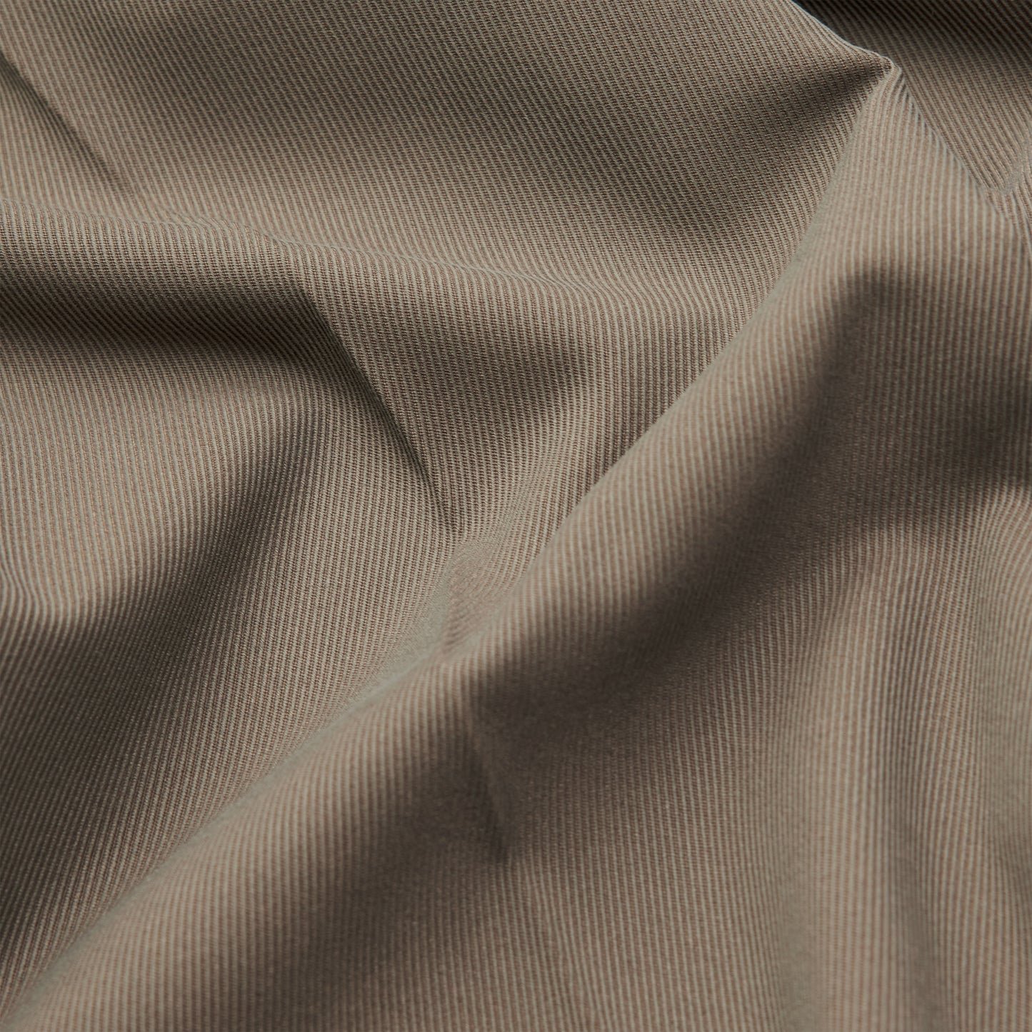 TAVIC – Moderne Chino mit sportiven Details und geradem Beinverlauf.