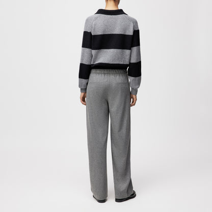 Kastiger Cropped Pullover aus Schurwolle mit Polokragen.