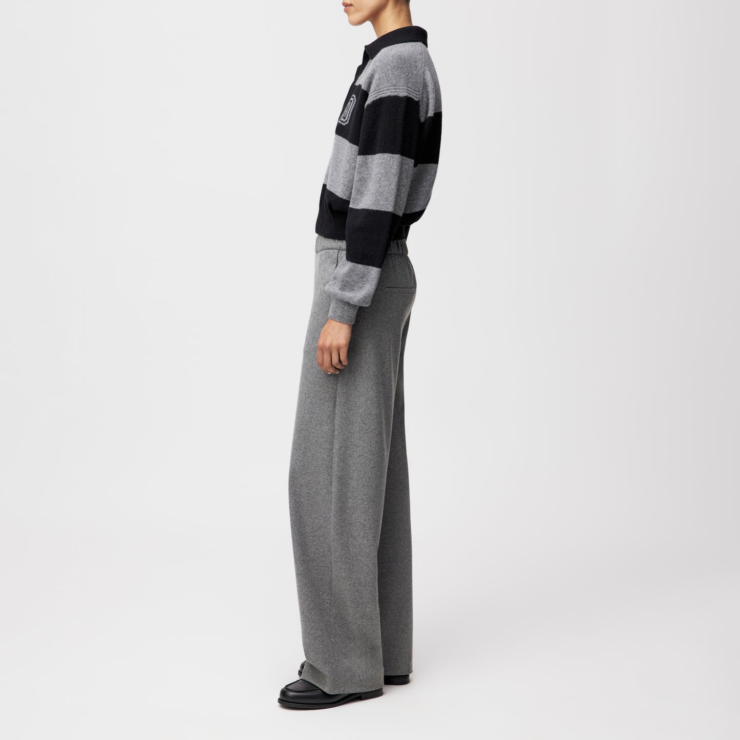Kastiger Cropped Pullover aus Schurwolle mit Polokragen.