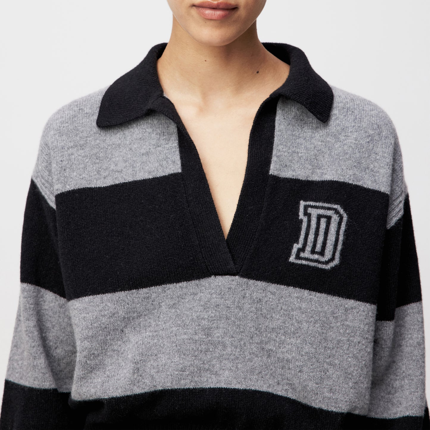 Kastiger Cropped Pullover aus Schurwolle mit Polokragen.