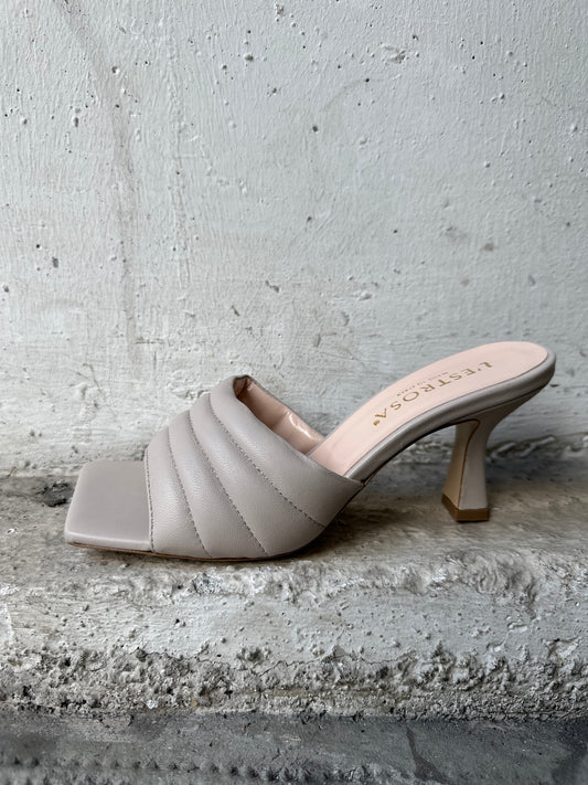 Mules aus weichem Leder in Nude