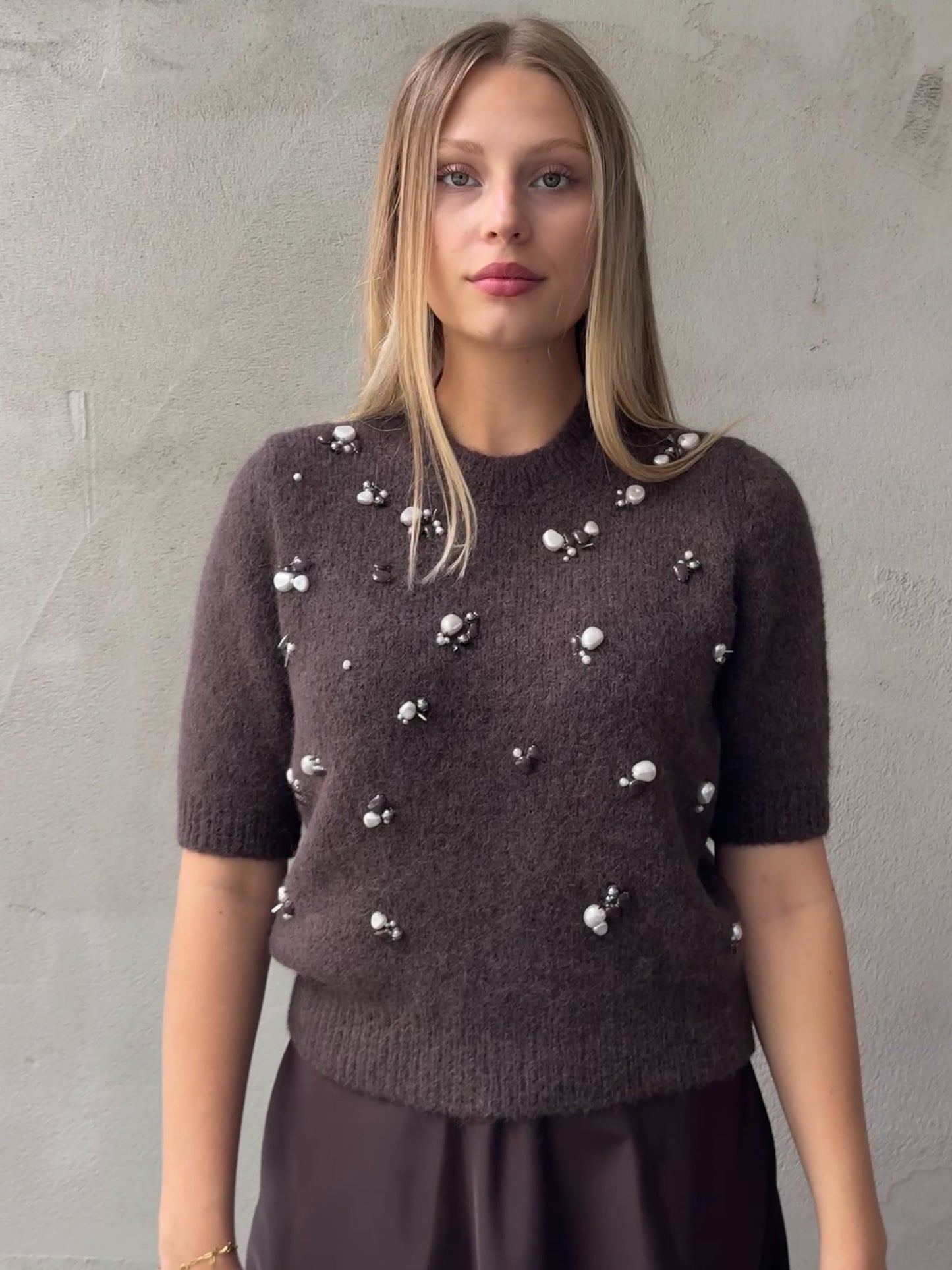 Handbestickter Pullover aus softem Alpaka-Garn. LOVING TOUCH