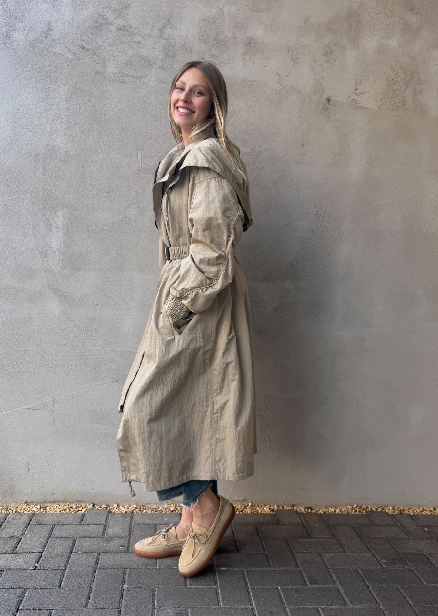 Langer Parka aus Seersucker-Gewebe mit Gürtel