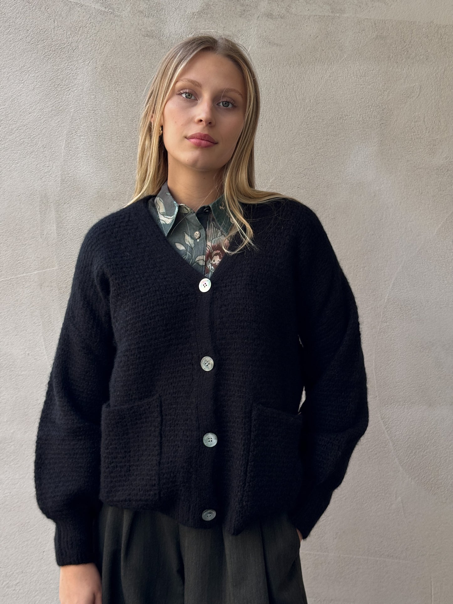 Strickjacke aus Kaschmir-Baumwollmix mit Perlmuttknöpfen