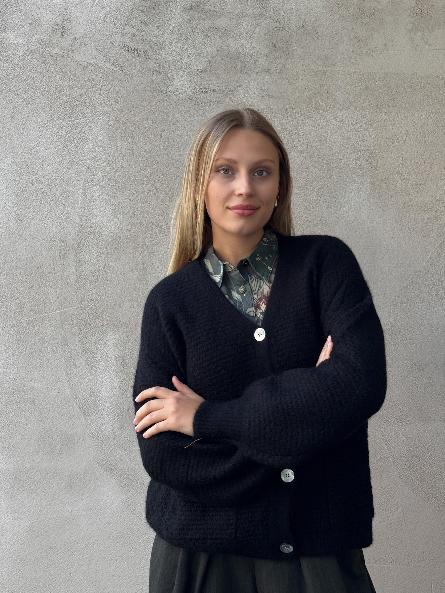Strickjacke aus Kaschmir-Baumwollmix mit Perlmuttknöpfen