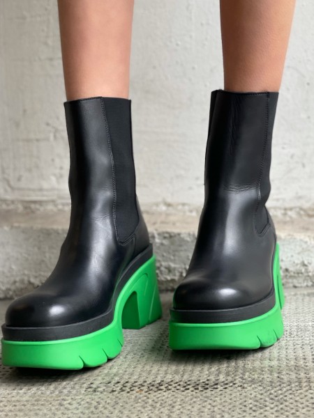 Chelsea Boots mit grünem Blockabsatz